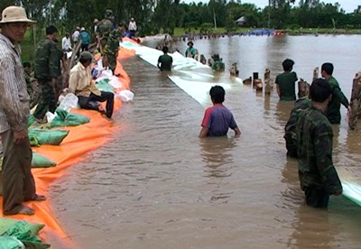 Soldiers and residents fortify a dyke section in Hong Ngu District in Dong Thap Province (File photo: SGGP)